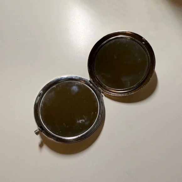 Compact Mirror - Picture 2 of 3